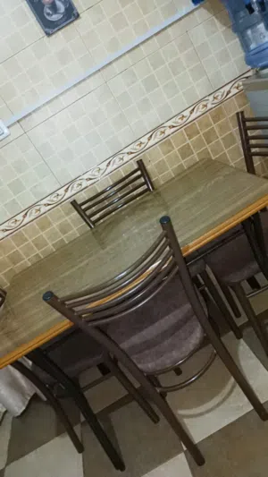طاولة مع كراسي للبيع بسعر حرق بداعي السفر