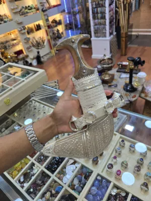 خناجر عمانيالاسعار تبدا من180الى600 فضه مع قرن زراف هندي وعاج حزام زري او حزام فضه