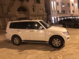 للبيع جيب متسوبيشي باجيرو 2021 ابيض الداخل بيج فل اتوماتيك