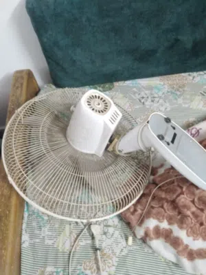 مراوح عدد 2للبيع. واحده تعليق والثانيه عمود