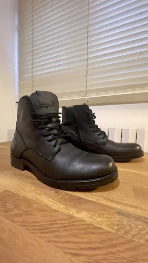 حذاء Jack & Jones رجالي جلد أسود Jack & Jones Men’s Black Leather Boots - Size EU 43 UK 9 US 10