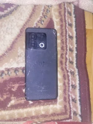 1. التصميم والشاشة الشاشة: من نوع LTPO2 Fluid AMOLED بحجم 6.7 بوصة، تدعم مليار لون ومعدل تحديث دينام
