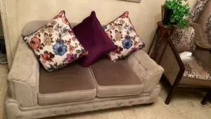 غرفه جلوس من 6 قطع مع برادي وطاوله وسط وثلاث تابلويات وطاوله وسط وثلاث طاولات صغار