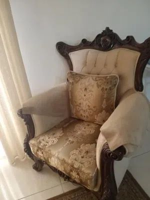طقم كنب حفر 7 مقاعد بحالة الجديد قماش نظيف بالاضافه الي طاوله سفره 6 مقاعد