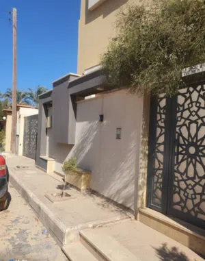 فيلاء 3 طوابق مفصولات بناء جديت مساحه الارض 380 متر والمصقوف 660 متر