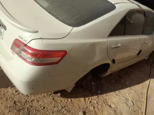 كامري 2010 ف العرصه ابيض لولي  محرك وكنبيو مضروبات راكبات فيها