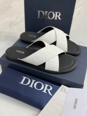 ديور فندي لويس فيتون قوتشي صناعه فتنامي وإيطالي