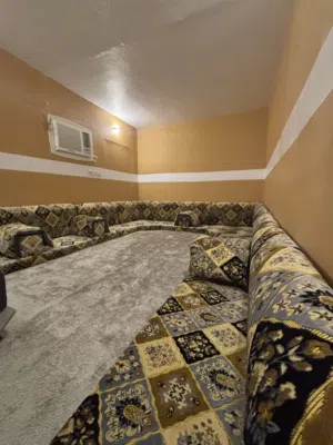 مجلس عربي أربعة في أربعة شبه جديد على الشرط