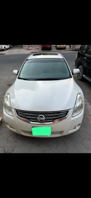 بيع سريع لسفر نيسان التيما 2012 مكينة 2500 سي  4 سلندر ماشية 264 الف شرط الفحص باكامل جير مكينة شاصي