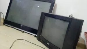 شاشة للبيع بحالة ممتازة وجديدة