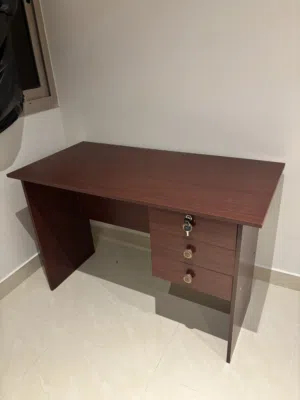 طاولة مكتب مناسبة للدراسة واللعب