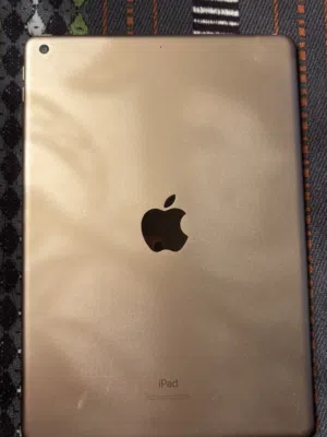 ايباد Apple الجيل الثامن بحالة جيدة جدا ..مستعمل لكن نظيف 100٪