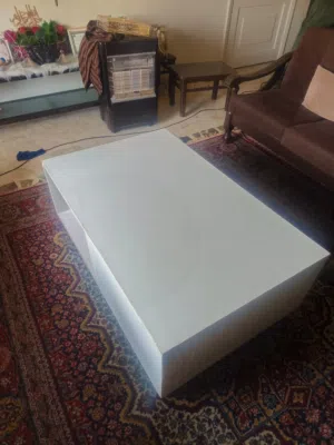 طاوله اكيا لون ابيض