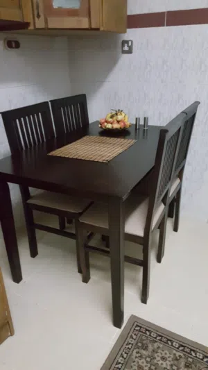 طاولة طعام +اربع كراسي
