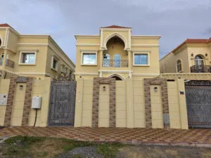 فيلا مع حوش كبير ومظلة سيارات وخزائن ملابس بالحائط