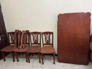 طاولة طعام خشب نوع قوي مستخدم مع 4 كراسي (تحتاج تصليح)