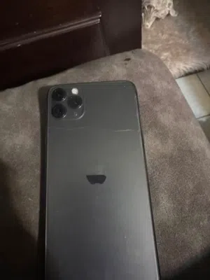 iPhone 11 Pro Max 256 gb هاي اللزقة مو الشاشة الي مكسورة ركبت لزقة ب 15 فيه مشكلة الي هي تتش بورد