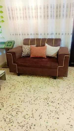 طقم كنب استعمال خفيف مع ثلاث طاولات واذا حدا بده بدل على مجلس عربي