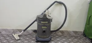Sanyo vacuum cleaner for Shop. Made in Japan, 1300W. Working condition and very powerful succession.