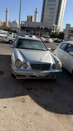 سيارة مرسيدس E200