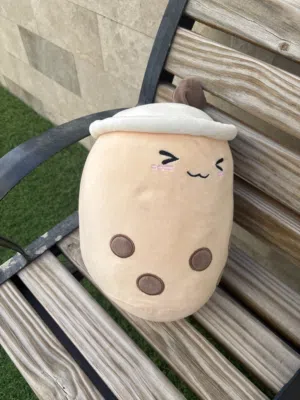 دمية على شكل كأس جميلة وناعمة وتن أمه الطفل