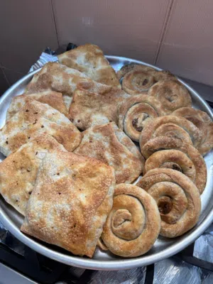 مأكولات سفرتنا اليومية   حلويات ومعجنات بيتية طازجة تُحضَّر يوميًا بأجود المكونات وبطعم لا يُقاوم!