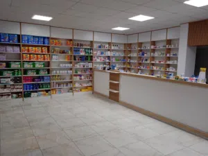صيدلية في مدينة الزاوية جاهزة بالأدوية ورخصة جاهزة مستمرة  في موقع تجاري وحيوي طريق ابوجناح للمنزلية