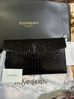 yves saint laurent beauté   للبيع شنطة  الاصلية جديدة