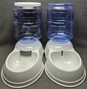 [Brand new/Never used] 2.5 gallons (about 9.5 litres) pet food and water dispenser
