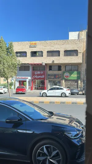 مكتب للايجار  100 م2 مساحه موقع حيويه قرب البنك العربي  تم عمل صيانه  حديثه له