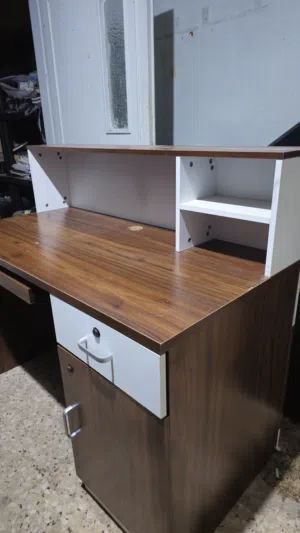 مكتب للعمل والدراسة واستقبال( بحالة الوكالة ) السعر مناسب جدا يحتوي على رف لتخزين الكتب