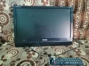 شاشه توشيبا مستخدمه بحاله جيده 19 بوصه للتواصل على الواتساب