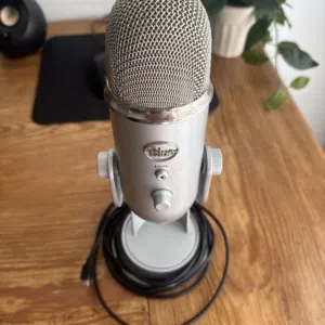 للبيع ميكروفون احترافي Blue Yeti كالجديد