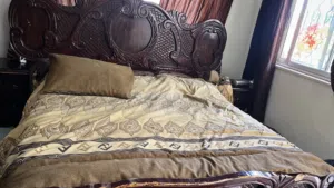 غرفة نوم تحت وخزانة كبيرة وكمودنتين 80 دينار
