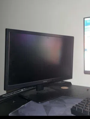 شاشه سامسونق للبيع تنفع شاشه أساسيه وتنفقع شاشه إضافيه مستخدمه 3 شهور فقط مافي اي عطال او شموخ