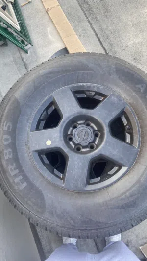 للبيع اطارات مع جنوط نيسان