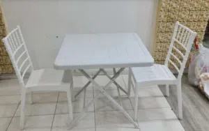 للبيع  : طاولة مع عدد 2 كراسي