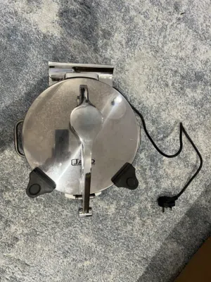 صانعة تورتيلا ماركة جانو كالجديدة Jano brand tortilla maker, like new