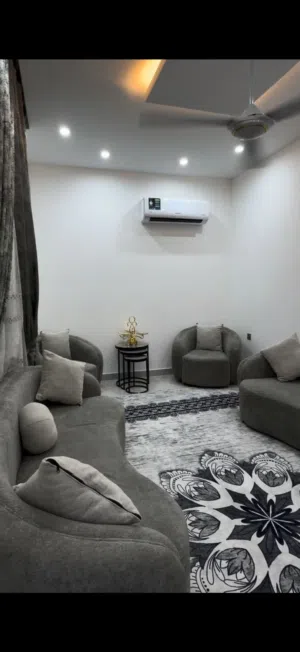 شقه للبيع في الكراده داخل السعر 235 مليون بناء حديث ومصعد ونضام سكيورتي مع الاثاث