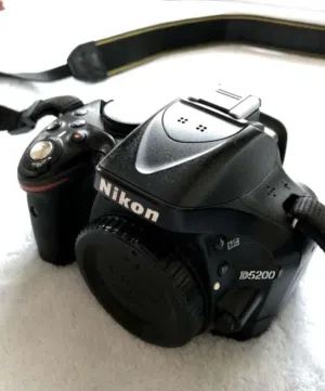 كاميرا تصوير Nikon D5200 مع عدسة سيكما 70-300 مايكرو