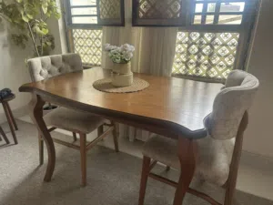 ميز طعام خشبي مع اربع كراسي خشب للبيع