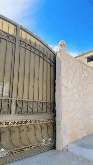 نوع العقار :سكني المساحة؛500 متر المنطقة:اتوستراد خلف شركة البيبسي بعيدة عن محطة الباص السريع حوالي
