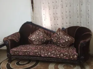 طقم صالون كلاسيكي متكامل (كنب + ستارة فاخرة + طاولات خشبية) بحالة ممتازة وبسعر لقطة!