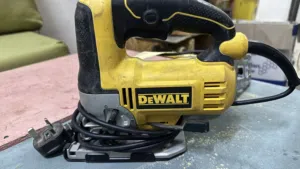 منشار أرّكت كهربائي (Jigsaw) من إنتاج شركة ديوالت (DeWALT)،