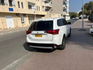 ميتسوبيشي اوتلاندر 2017 خليجي مستعملة بحالة ممتازة مع أنوار LED وجنوط أصلية