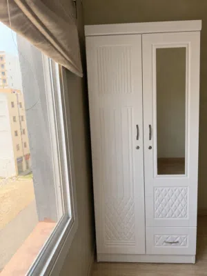 متوفر ثلاث خزائن صغيرة + أثاث شقة كاملة