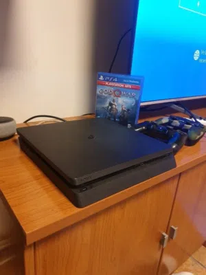 للبيع بلايستيشن 4 سليم (PS4 Slim) - نظافة تامة - 500 جيجابايت بسعر مناسب