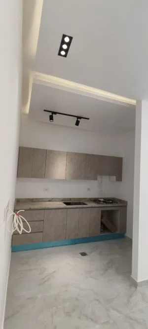 شقه الدور الاول تشطيبات نهائيه تشطيب حديت عين زاره الحاراتي1700كل شهر وشهره +عموله نص شهر