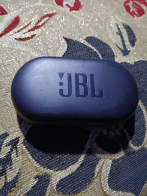 سماعه شحن لسماعات أذن لاسلكية من ماركة جيه بي ال (JBL) باللون الأسود