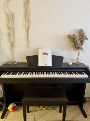 بيانو سوزوكي مستعمل بحالة ممتازة للبيع